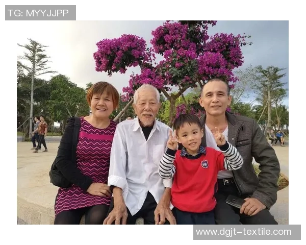 足球明星温暖瞬间与小球迷亲密互动传递梦想与希望