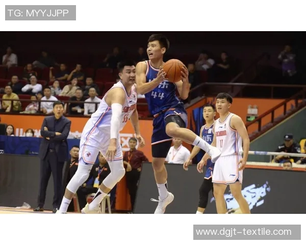 季后赛激战浙江广厦对决山东高速争夺晋级名额的精彩瞬间回顾